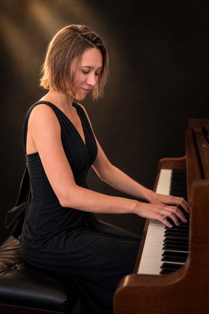 Dina Pysarenko at the piano