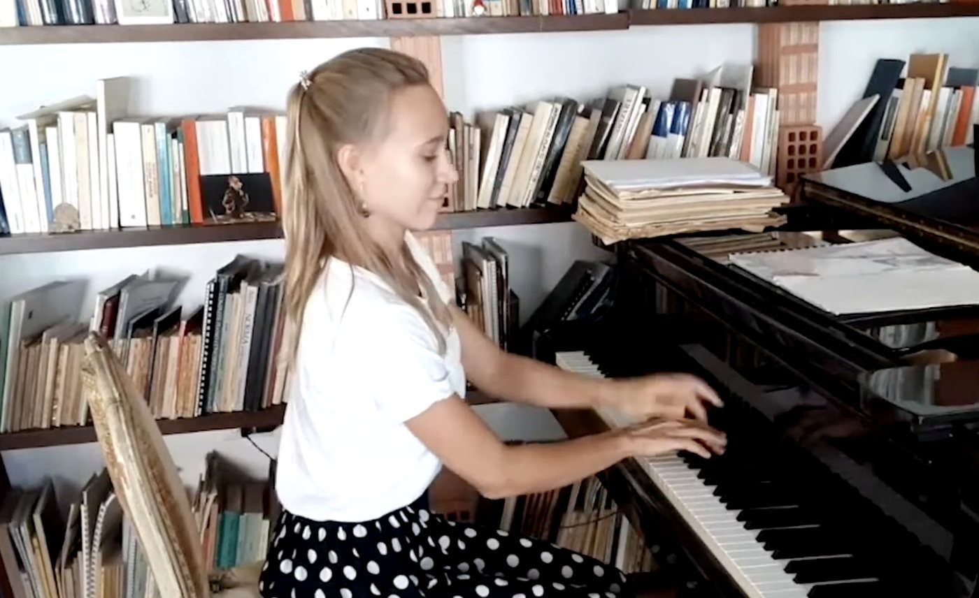 Dina Pysarenko performing in an intimate setting
